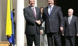 На світлинах із саміту країн СНД Віктор Янукович опинився на фоні перевернутого прапора