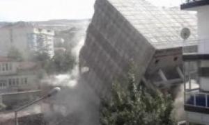 В Туреччині спостерігали за найнезвичнішим знесенням будинку