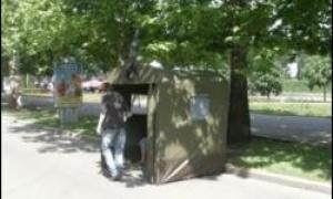Радикали знищили намет Яценюка