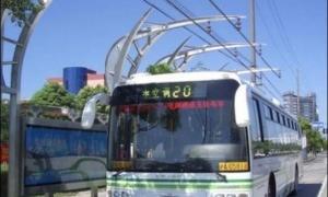 В Китаї екологічні автобуси заряджаються на зупинках