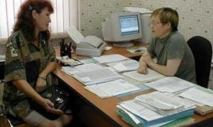 Співробітники зупинених підприємств можуть одержати допомогу по безробіттю
