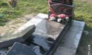 Вандалів, що сплюндрували могили на сільському кладовищі, затримали