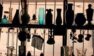 В антикварному магазині знайшли брошку, викрадену з Ермітажу