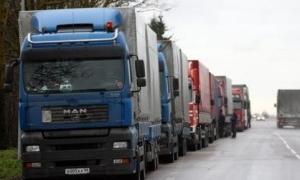 Довгі черги утворилися на кордоні України з Польщею