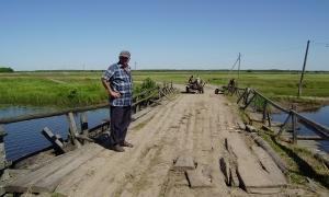 До городів люди добираються через аварійний міст