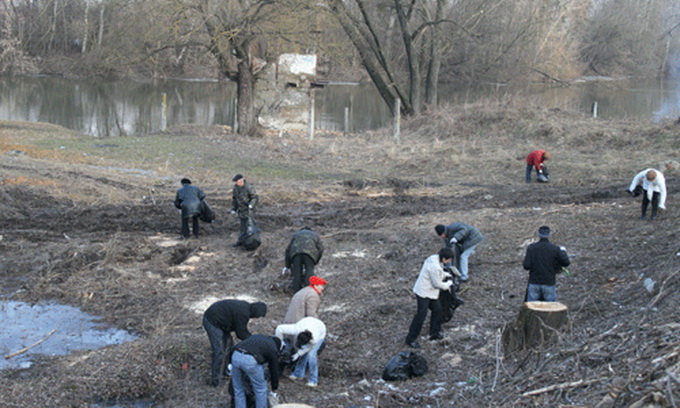 У Луцьку півтисячі добровольців прибирали Сапалаївку