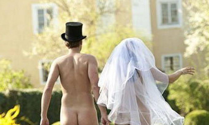 Закохані з Австрії влаштували «голе» весілля