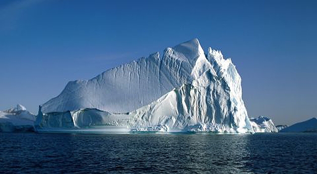 Від гренландського льодовика відколовся величезний айсберг