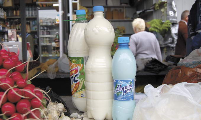 Молоко на ринку продається у пляшках, які збирають бомжі