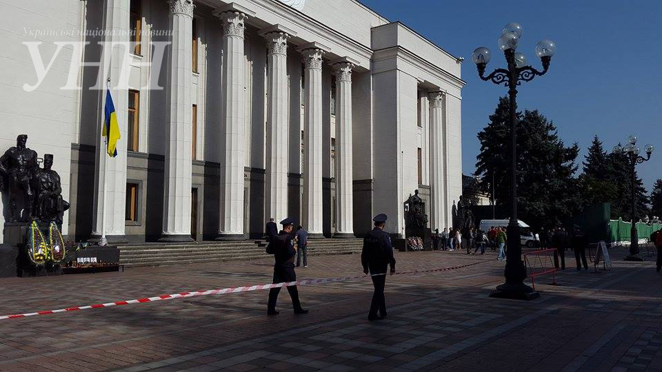 Прохід до Верховної Ради обгородили смугастою стрічкою