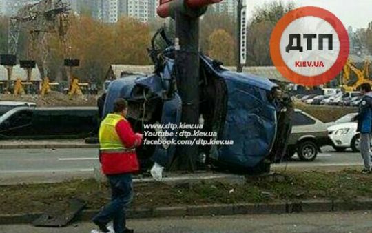 У Києві іномарка врізалася в стовп
