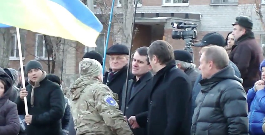 Мер Слов’янська відмовився брати в руки Прапор України