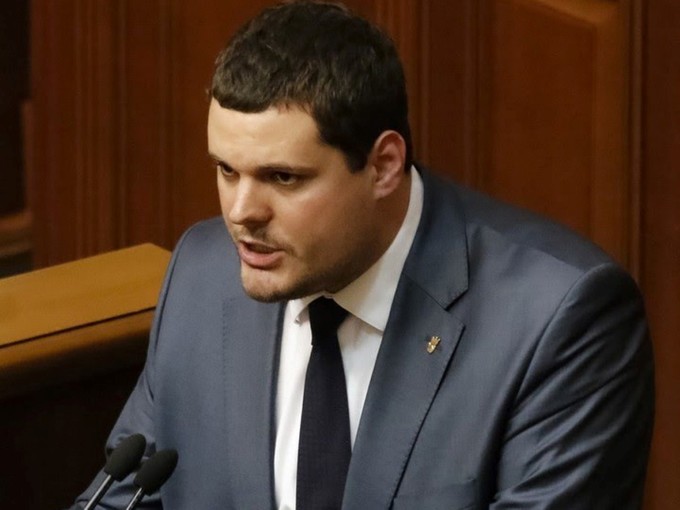 Андрій Ільєнко вважає, що Яценюк чіпляється за урядове крісло