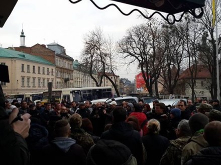 Під Львівською ОДА одночасно відбуваються дві акції протесту
