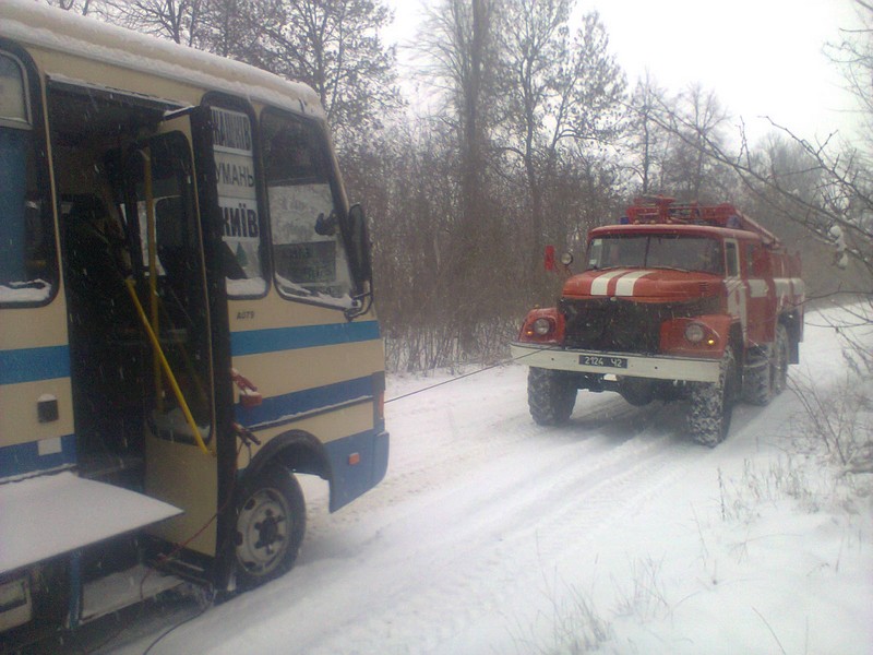 У Вінницькій області рятувальники звільнили автобус зі снігового замету