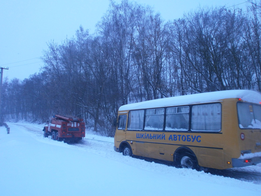 Рятувальники звільнили зі снігового замету шкільний автобус з дітьми