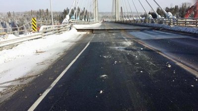 Через сильні морози в Канаді тріснув міст