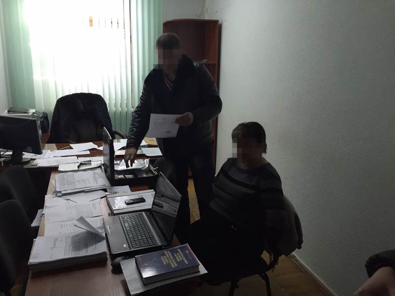 СБУ затримала прокурора, яка вимагала гроші за звільнення вагітної жінки