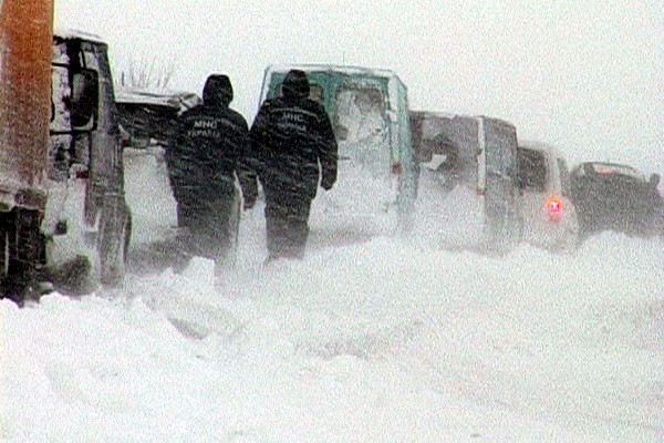 Впродовж доби підрозділи ДСНС вивільнили із снігових заметів 264 транспортних засоби
