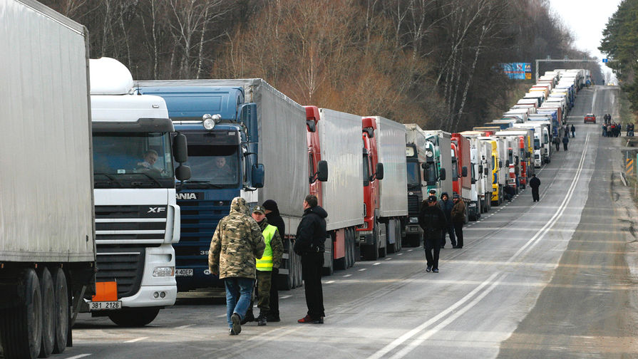 Сотні фур застрягли на виїзді з Білорусії в Литву