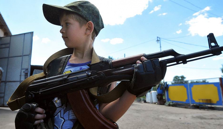 Російському підлітку вибили око на виставці зброї та техніки під Санкт-Петербургом