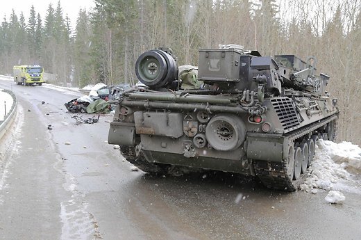 У Норвегії на навчаннях НАТО танк протаранив автомобіль: водій загинув