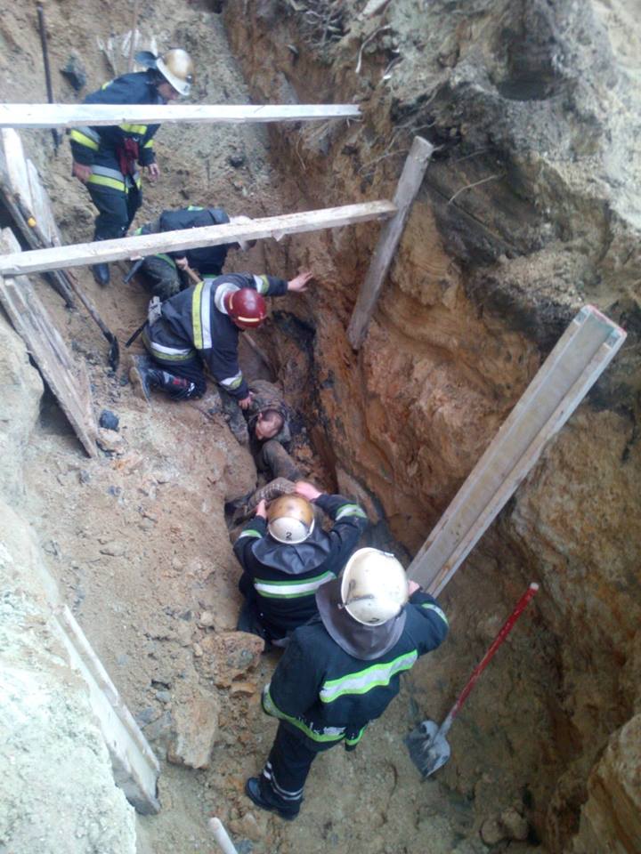 У Львові рятувальники витягнули двох будівельників з-під завалу
