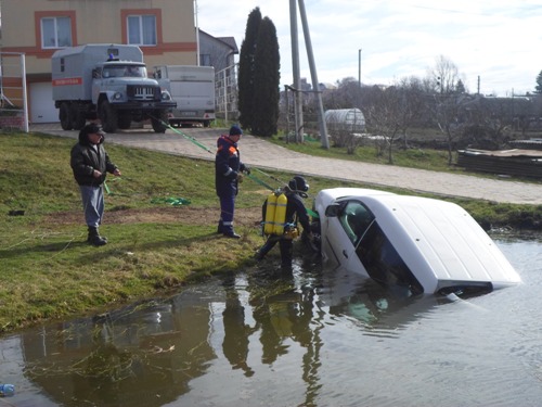 У Рівненській області автомобіль потонув у штучній водоймі