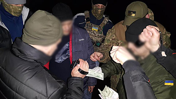 Військового затримано на хабарі у 16 тисяч
