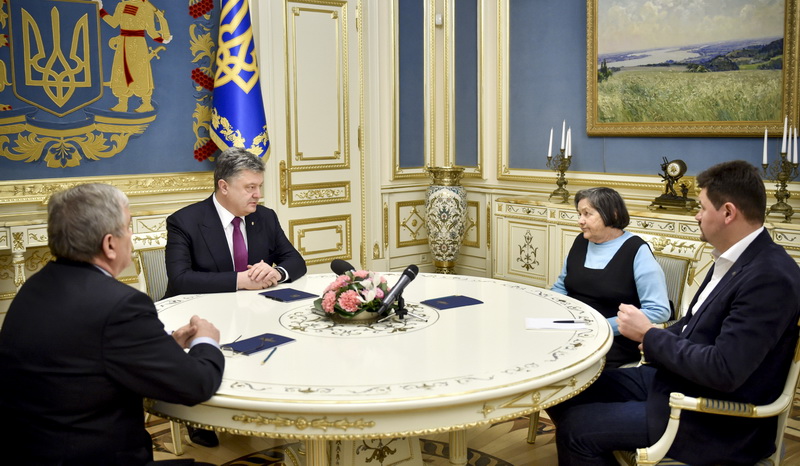 Порошенко зустрівся з матір’ю Надії Савченко