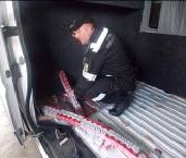 Хитра конструкція днища автомобіля не допомогла порушнику незаконно перевезти сигарети до Румунії