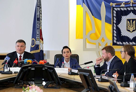 Аваков повідомив, скільки будуть платити новим поліцейським і слідчим