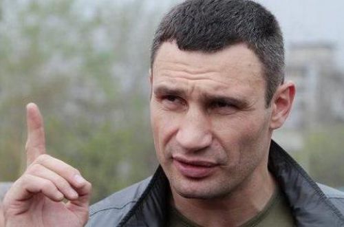 Кличко поцілував журналістку, щоб не відповідати на питання про свою дружину (відео)