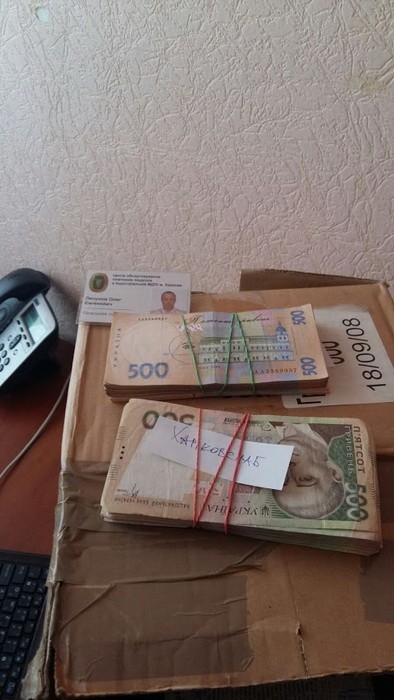 Високопосадового харківського податківця спіймали на хабарі