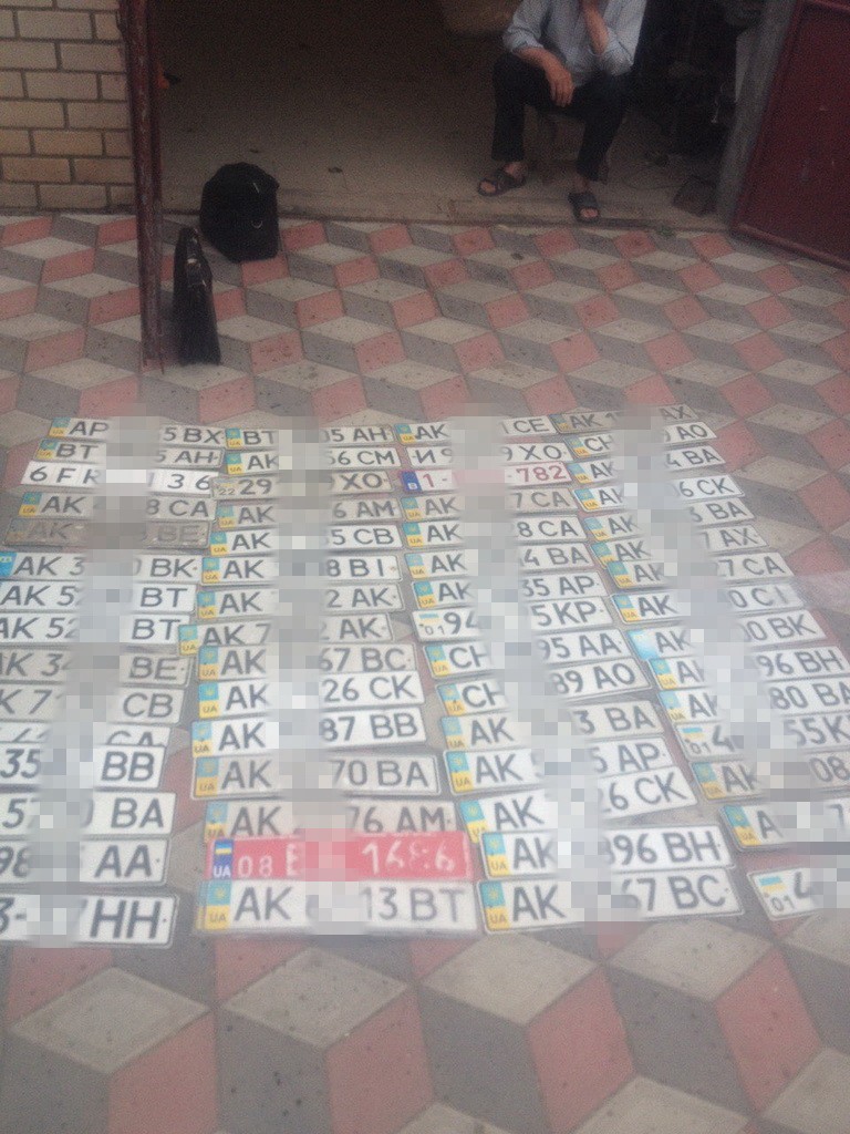 Інспектор МВС з Херсонщини за гроші реєстрував авто, придбані в Криму