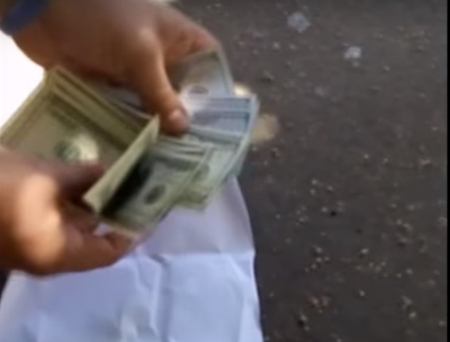 Прокурора та слідчого поліції спіймали на хабарі в зоні АТО (відео)