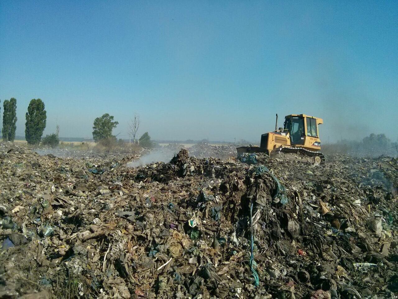 У Київській області горить сміття на полігоні твердих побутових відходів