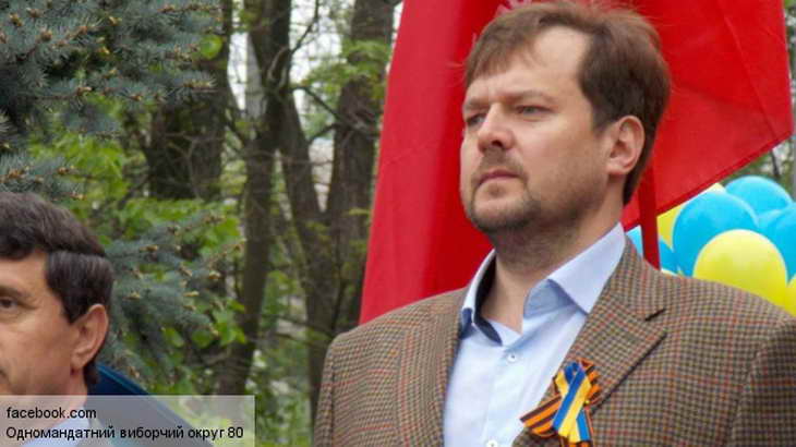Нардеп показав середній палець журналістам в залі Ради
(відео)