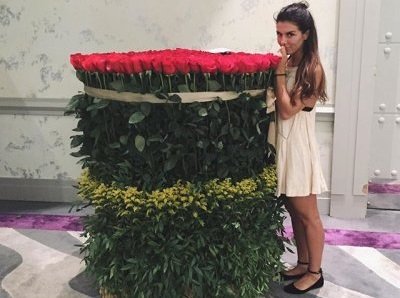 Співачка Анна Сєдокова отримала гігантський букет троянд від нового коханого (фото)