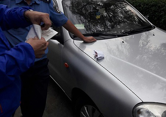 На Хмельниччині затримали поліцейського на хабарі
