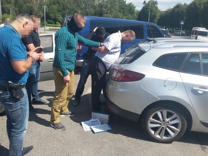 У Рівному на півмільйонному хабарі затримано голову селищної ради (відео)