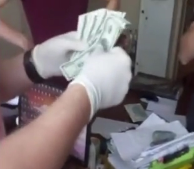 СБУ затримала адвоката, який намагався дати хабар слідчому поліції
