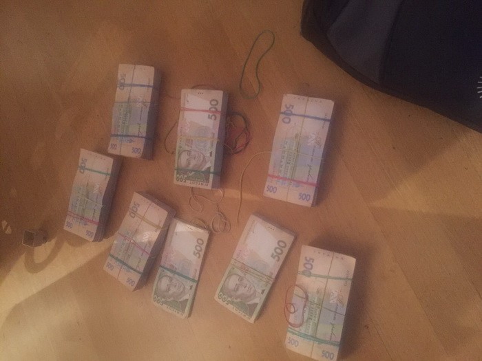 У Києві на хабарі затримали чиновника, причетного до розкрадання грошей на реабілітацію воїнів АТО