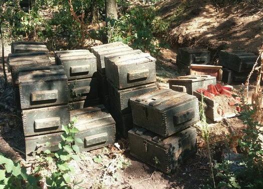 В зоні АТО виявили схованку з 75 ящиками тротилу
