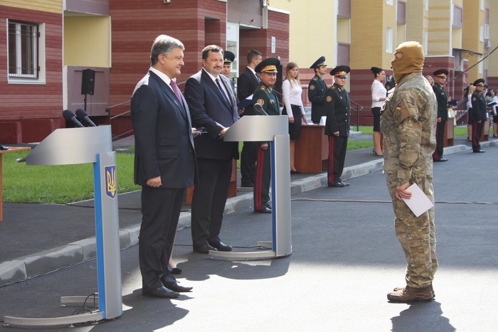 Президент України вручив ключі від нових квартир трьомстам співробітникам СБУ