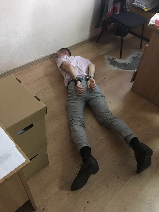 На хабарі спіймали двох слідчих управління поліції київського метрополітену