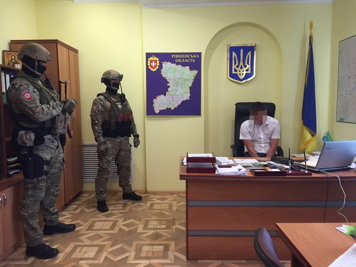 На Рівненщині СБУ затримала одного з керівників Сарненської місцевої прокуратури