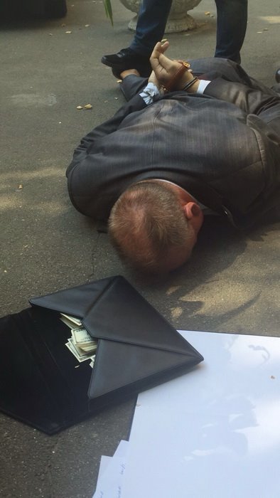 Затримано шахрая, який за хабар обіцяв продовжити термін повноважень судді