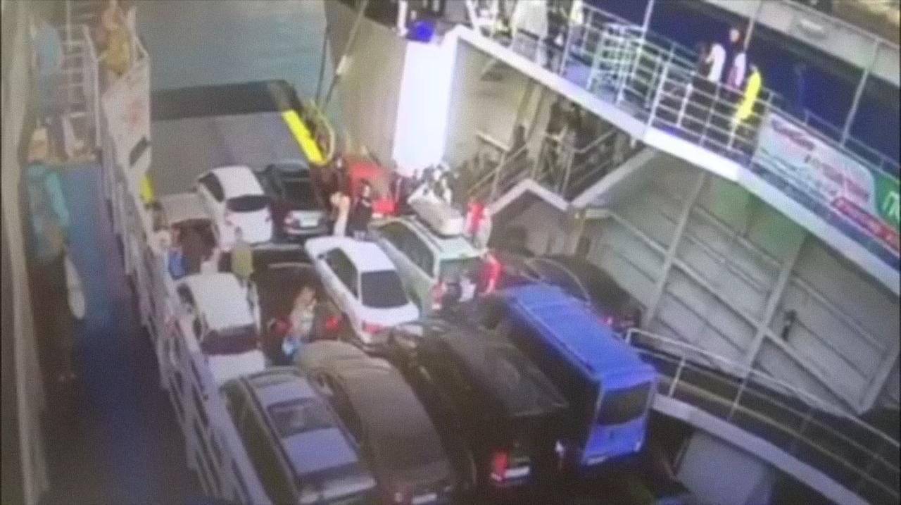 Водій втопив автомобіль при з’їзді з порома в окупованому Криму (відео)