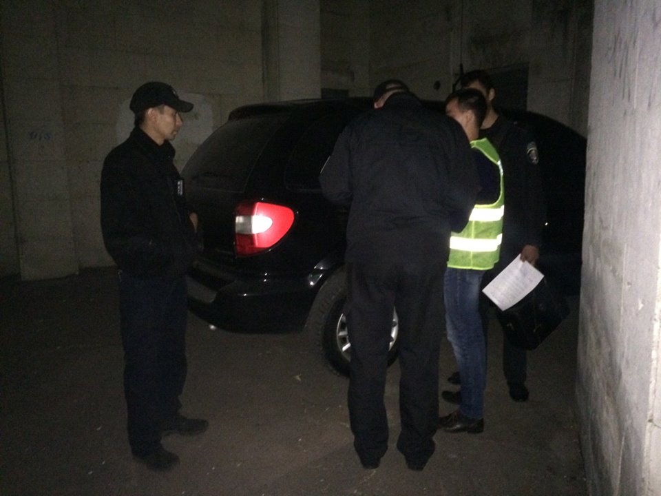 У Києві чоловіки у формі з написами "СБУ" викрали більше двох мільйонів гривень